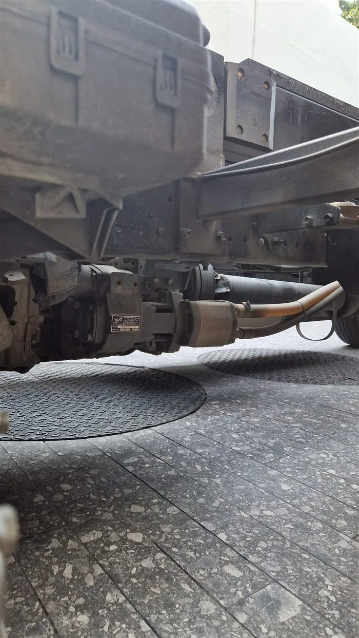 A VPS PTO and hydraulic pump under a working truck