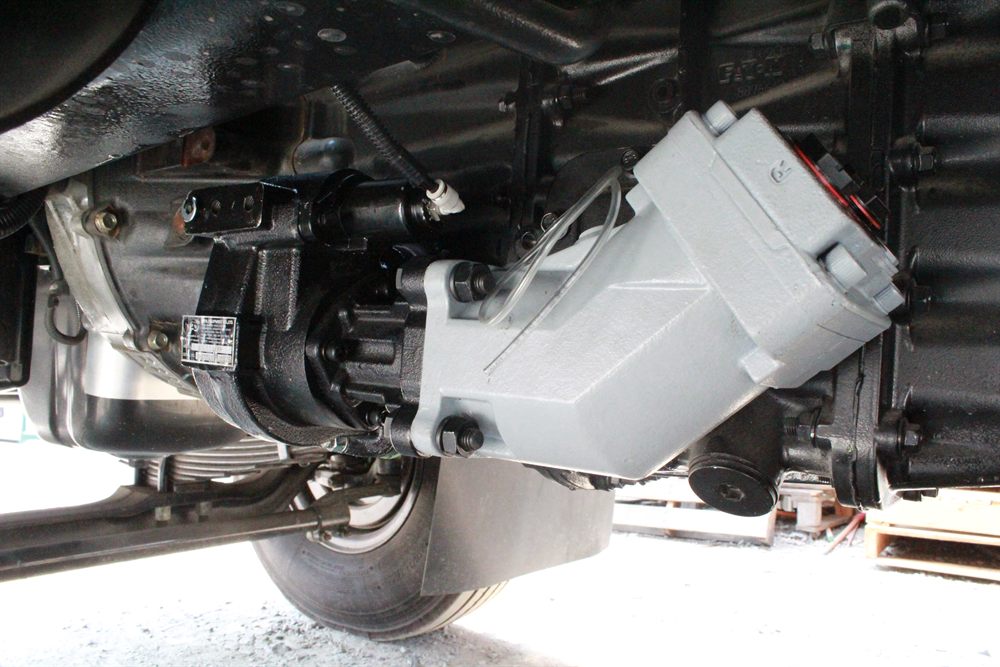 Piston pump direct-mounted on a truck PTO