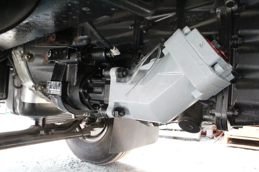 Piston pump direct-mounted on a truck PTO