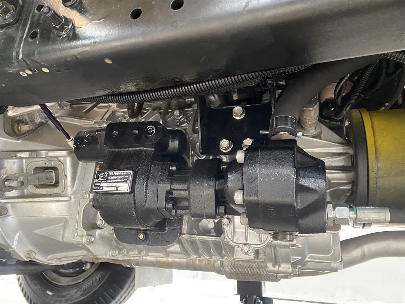 VPS PTO on a truck gearbox with a hydraulic pump mounted on it