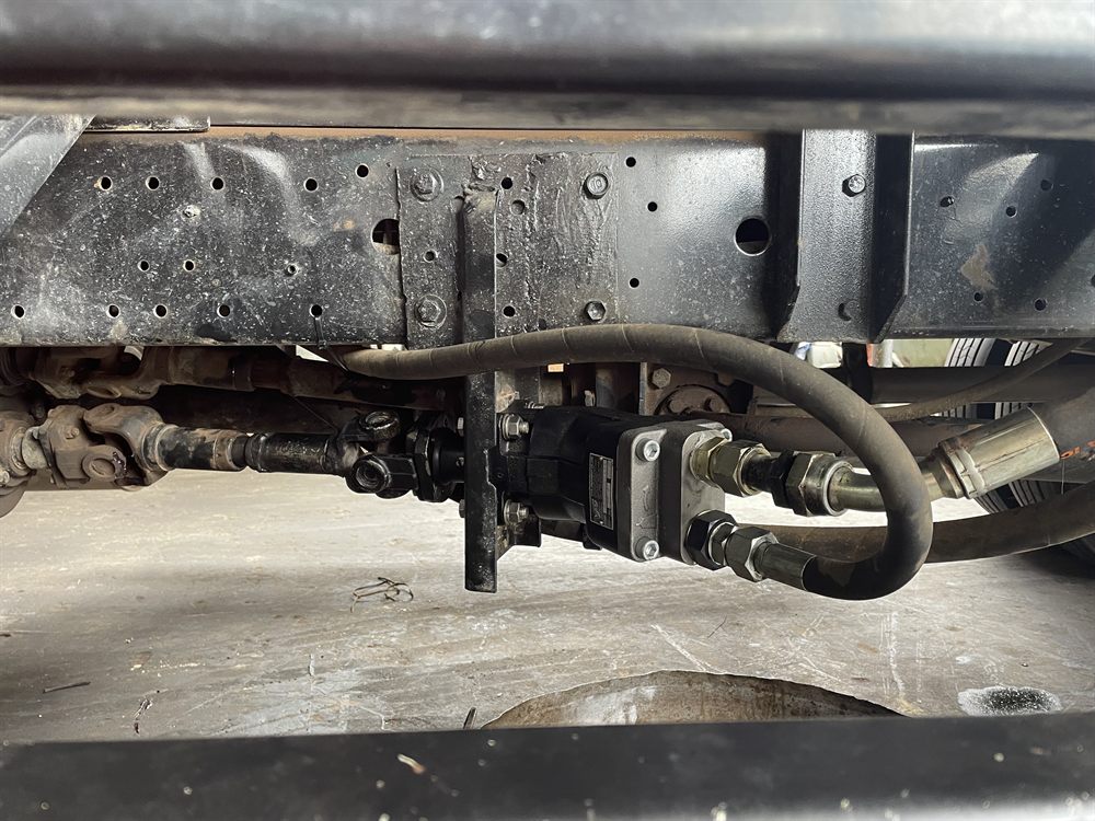 Gear pump remote-mounted on a truck chassis, driven from the PTO