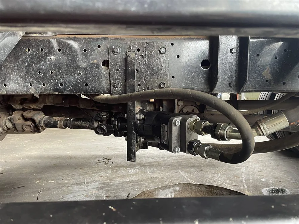 Gear pump remote-mounted on a truck chassis, driven from the PTO