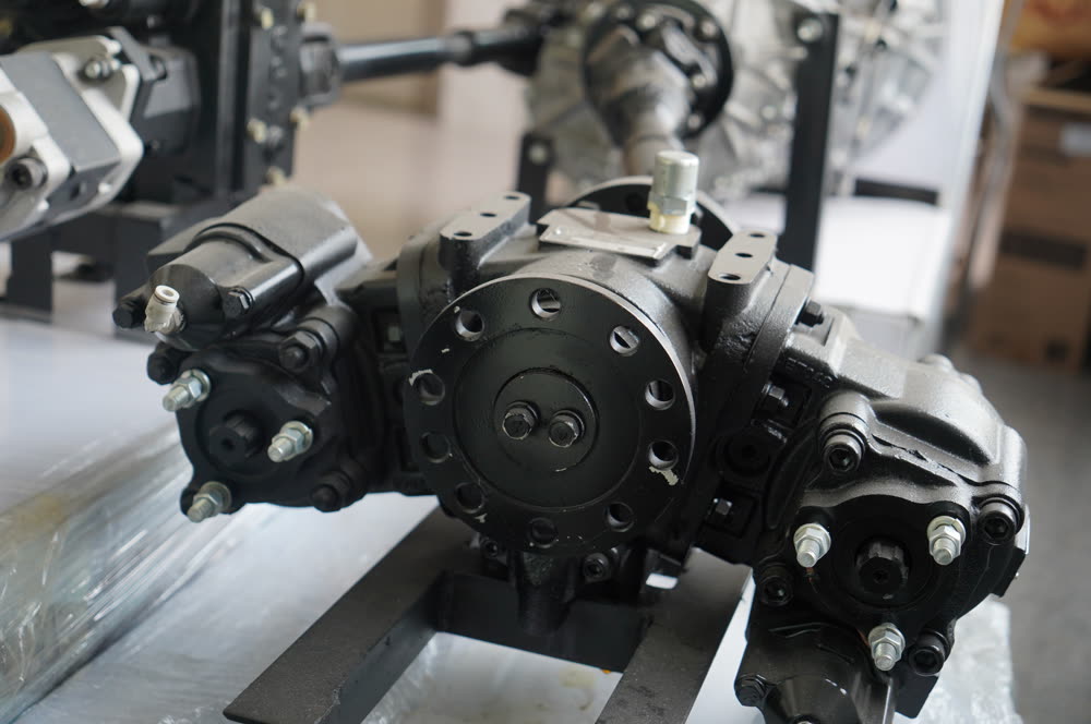 Dual-output Split Shaft PTO with two outputs for up to four UNI-pattern hydraulic pumps