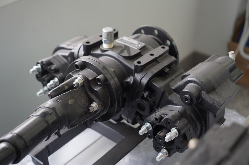 Split Shaft PTO in the driveline, with the driveshaft connected on its input flange and two pump outputs