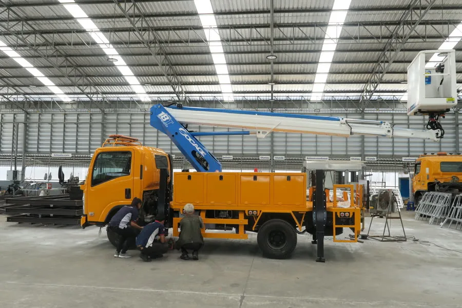 รถกระเช้า — Isuzu aerial work platform truck with a PTO-driven hydraulic pump