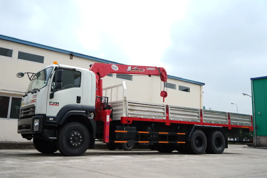 รถเครน — Isuzu truck with a UNIC crane powered by a PTO and hydraulic pump