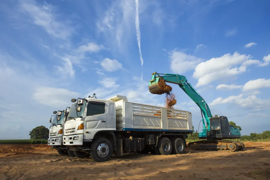 รถดั๊ม — Hino dump trucks loaded by an excavator, tipped by a PTO-driven hydraulic pump