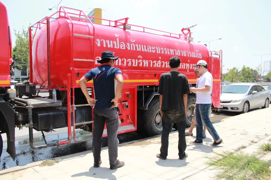 รถดับเพลิง — fire truck with a PTO-driven water pump