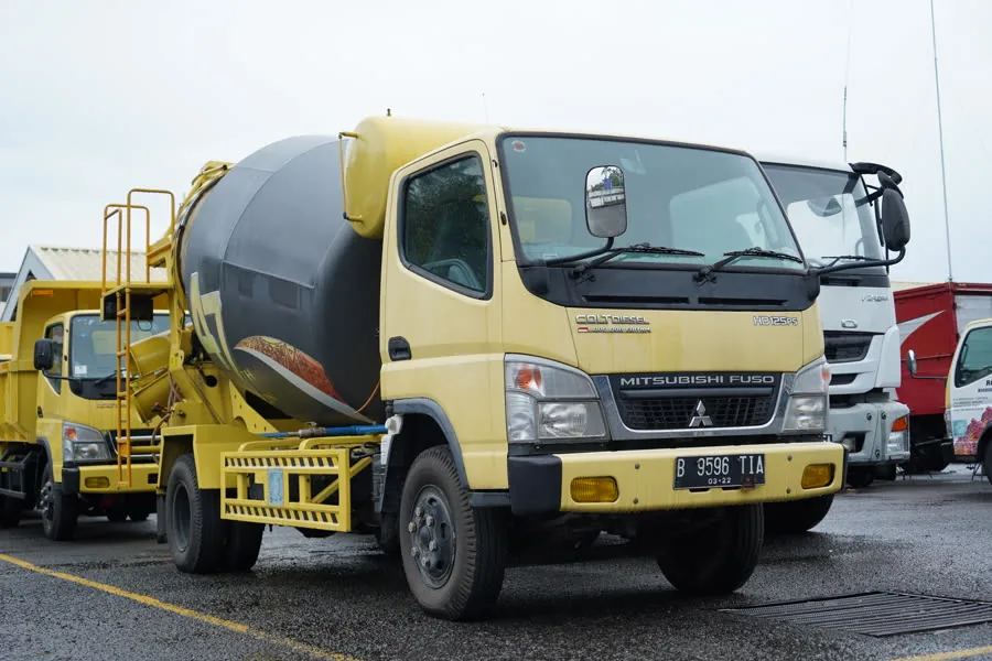 รถโม่ปูน — Mitsubishi Fuso concrete mixer truck with a PTO-driven hydraulic pump