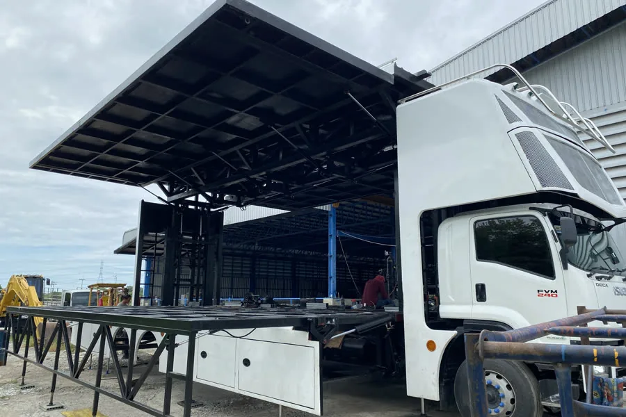 รถติดเวที — mobile stage truck with a PTO-driven hydraulic system