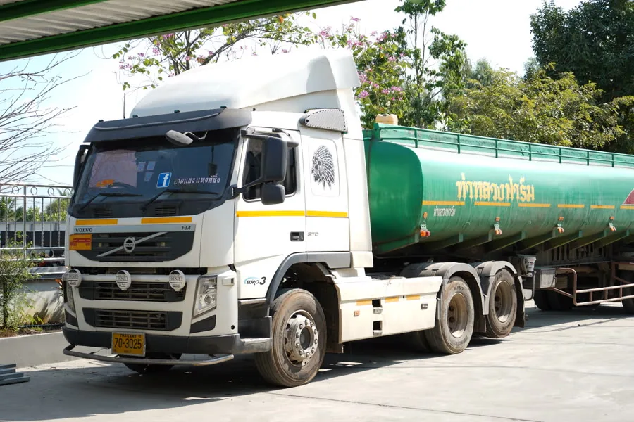 รถแท็งก์น้ำมัน — Volvo tanker truck with a PTO-driven transfer pump