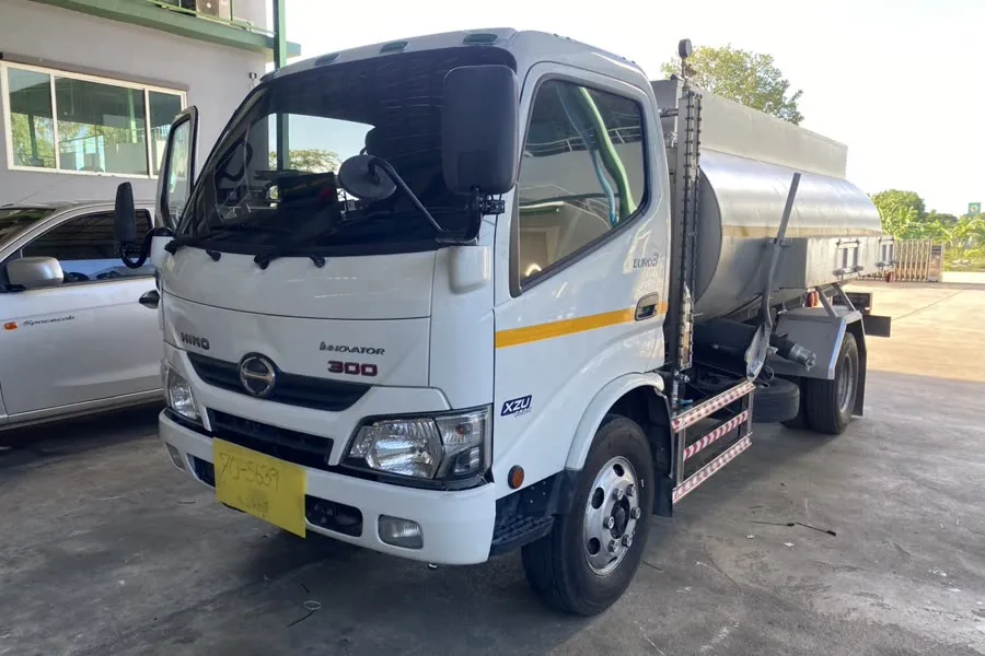 รถดูดสิ่งปฏิกูล — Hino vacuum truck with a PTO-driven vacuum pump