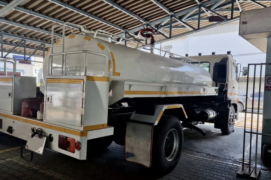 รถบรรทุกน้ำ — water truck with a PTO-driven water pump