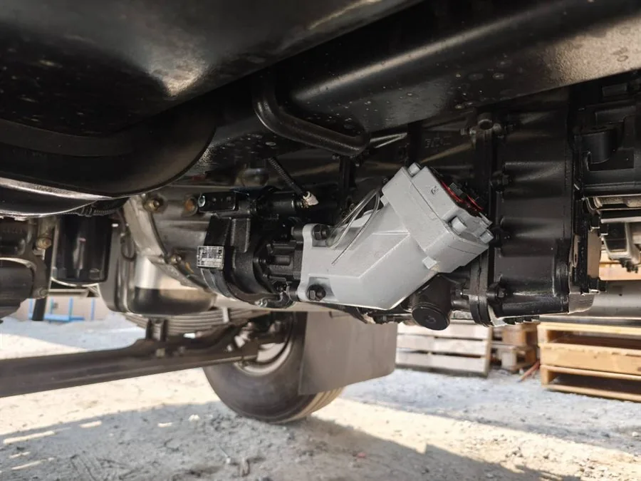 VPS PTO driving a hydraulic pump, installed on a truck gearbox